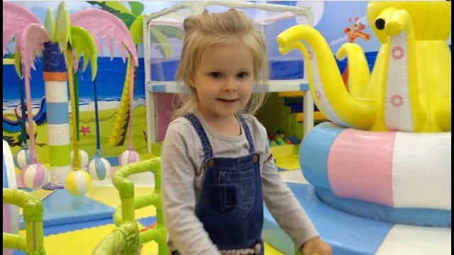 ребенок в игровом центре