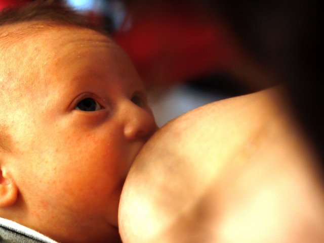 кормим девочку грудью