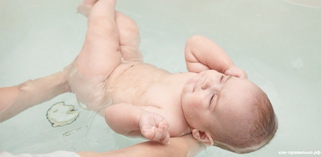 подмываем девочку